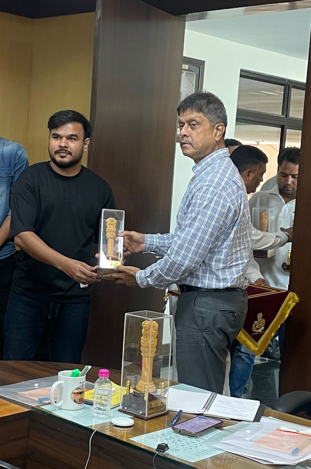 Lamrod co-founder Navneet Choudhary exchanging a memento with a senior Rajasthan Police official